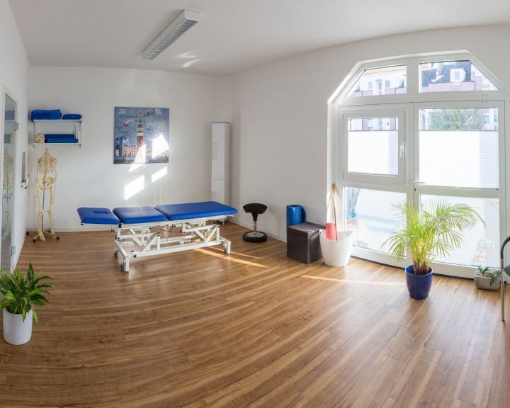 Behandlungsraum mit großem Fenster und Liege