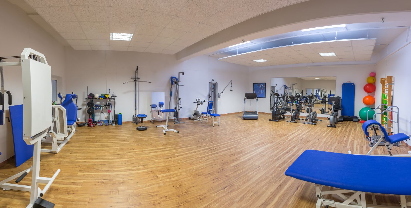 Trainingsraum in der Physiotherapie mit Trainingsgeräten