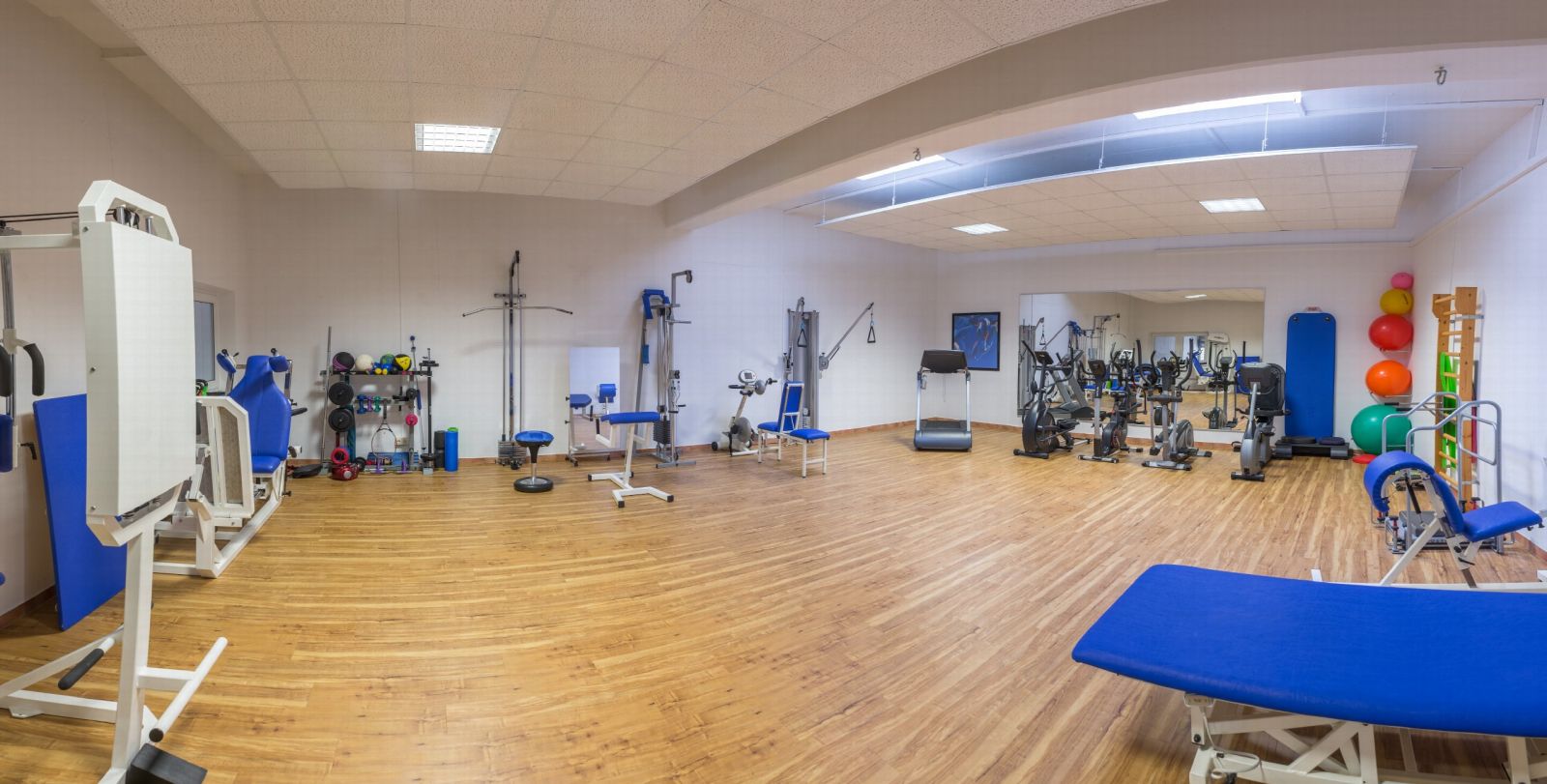 Trainingsraum in der Physiotherapie mit Trainingsgeräten