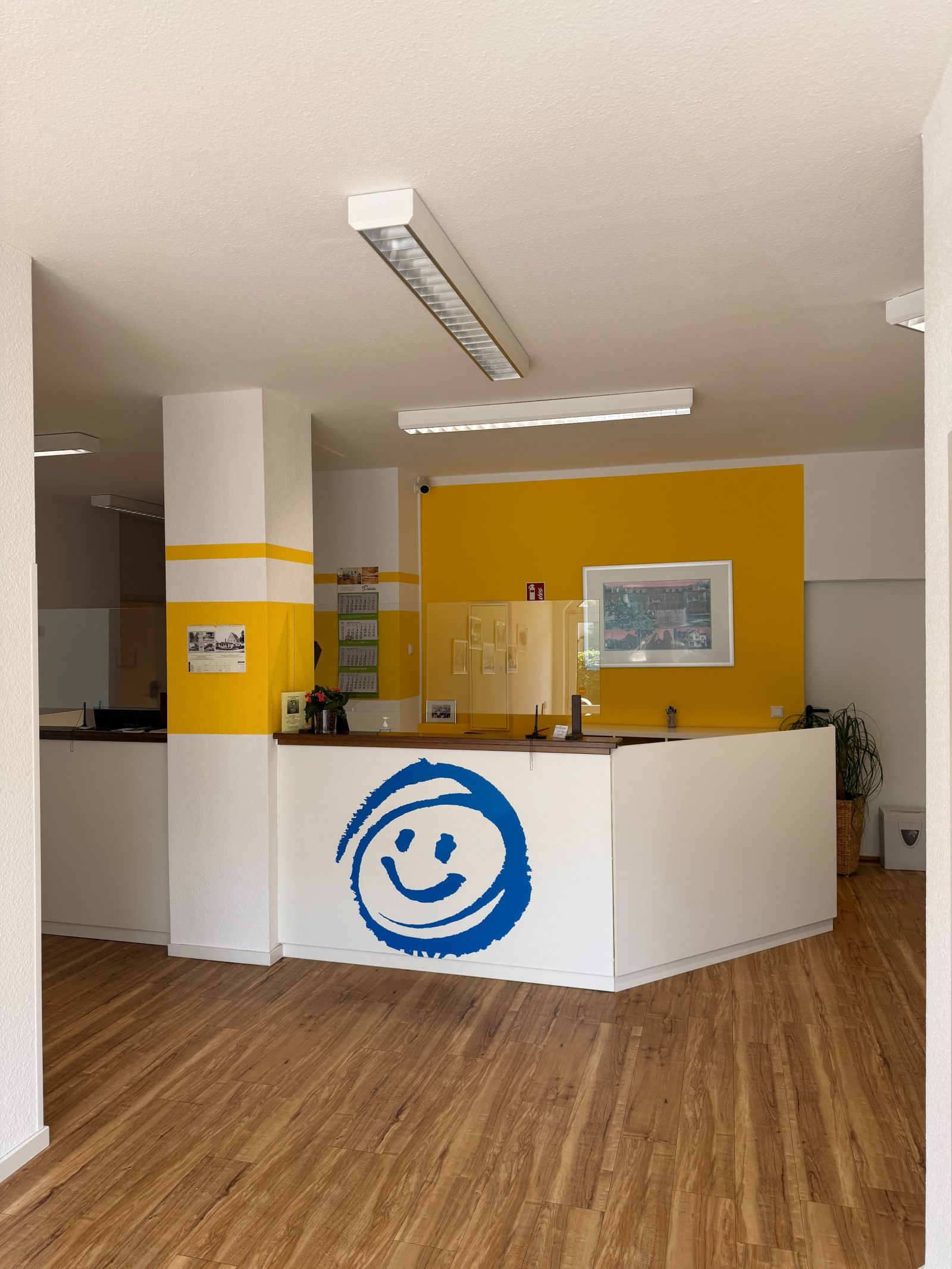 Empfangstresen in der Praxis mit großem Logo auf der Front